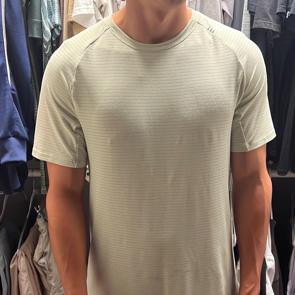 Lulu lemon t shirt